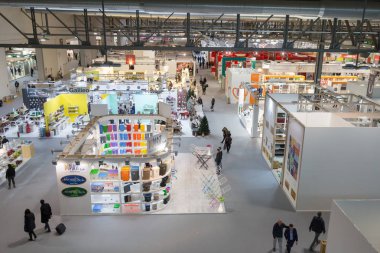 Milan, İtalya - 25 Ocak: Üstten görünüm kişi ve Homi, ev Uluslararası gösteri ve referans noktası kabinleri için tüm o iç tasarım sektöründe 25 Ocak 2019 tarihinde Milano.