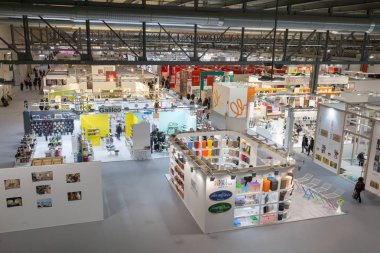 Milan, İtalya - 25 Ocak: Üstten görünüm kişi ve Homi, ev Uluslararası gösteri ve referans noktası kabinleri için tüm o iç tasarım sektöründe 25 Ocak 2019 tarihinde Milano.