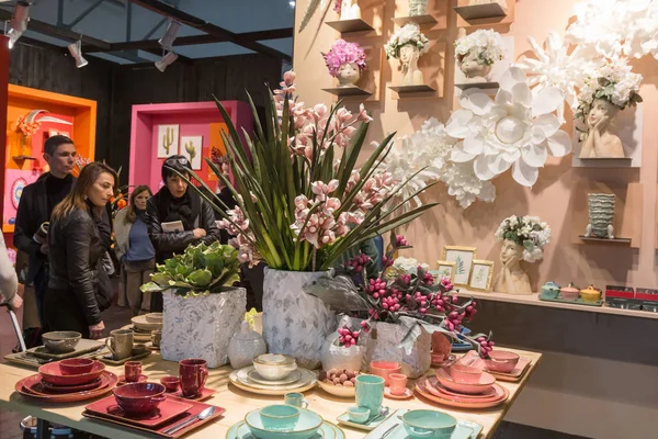 Milan, İtalya - 25 Ocak: İnsanlar Homi, ev Uluslararası gösteri ve referans noktası için tüm o iç tasarım sektöründe 25 Ocak 2019 Milano ziyaret edin.