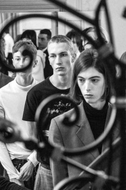 Milan, İtalya - 12 Ocak: Güzel modları poz backstage M1992 göstermeden önce üzerinde 12 Ocak 2019 Milan erkekler moda haftasında Milan'da sadece.