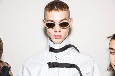 Milan, İtalya - 13 Ocak: Güzel model teşkil etmektedir backstage Amerika Standart göstermeden önce üzerinde 13 Ocak 2019 Milan erkekler moda haftasında Milan'da sadece.