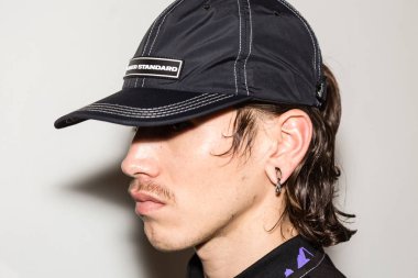 Milan, İtalya - 13 Ocak: Güzel model teşkil etmektedir backstage Amerika Standart göstermeden önce üzerinde 13 Ocak 2019 Milan erkekler moda haftasında Milan'da sadece.