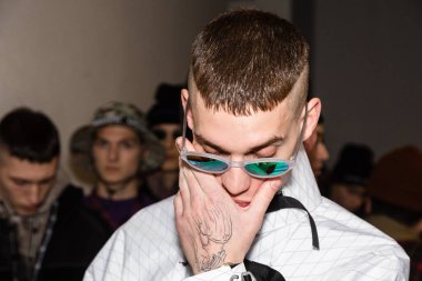 Milan, İtalya - 13 Ocak: Güzel model teşkil etmektedir backstage Amerika Standart göstermeden önce üzerinde 13 Ocak 2019 Milan erkekler moda haftasında Milan'da sadece.