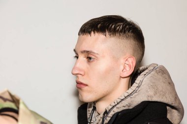 Milan, İtalya - 13 Ocak: Güzel model teşkil etmektedir backstage Amerika Standart göstermeden önce üzerinde 13 Ocak 2019 Milan erkekler moda haftasında Milan'da sadece.