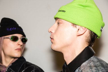 Milan, İtalya - 13 Ocak: Güzel model teşkil etmektedir backstage Amerika Standart göstermeden önce üzerinde 13 Ocak 2019 Milan erkekler moda haftasında Milan'da sadece.