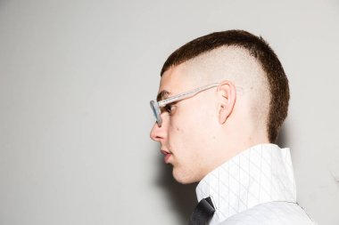 Milan, İtalya - 13 Ocak: Güzel model teşkil etmektedir backstage Amerika Standart göstermeden önce üzerinde 13 Ocak 2019 Milan erkekler moda haftasında Milan'da sadece.