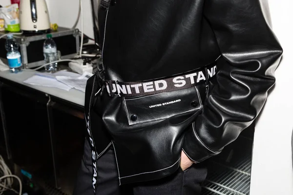 Milan, İtalya - 13 Ocak: Güzel model teşkil etmektedir backstage Amerika Standart göstermeden önce üzerinde 13 Ocak 2019 Milan erkekler moda haftasında Milan'da sadece.