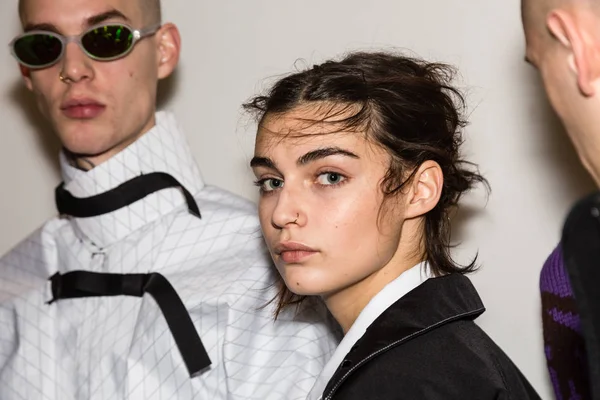 Milan, İtalya - 13 Ocak: Güzel model teşkil etmektedir backstage Amerika Standart göstermeden önce üzerinde 13 Ocak 2019 Milan erkekler moda haftasında Milan'da sadece.