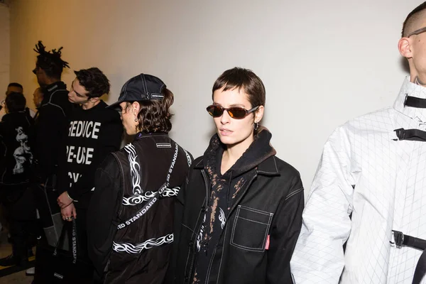 Milan, İtalya - 13 Ocak: Güzel model teşkil etmektedir backstage Amerika Standart göstermeden önce üzerinde 13 Ocak 2019 Milan erkekler moda haftasında Milan'da sadece.