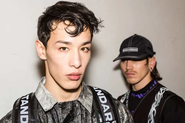 Milan, İtalya - 13 Ocak: Güzel model teşkil etmektedir backstage Amerika Standart göstermeden önce üzerinde 13 Ocak 2019 Milan erkekler moda haftasında Milan'da sadece.