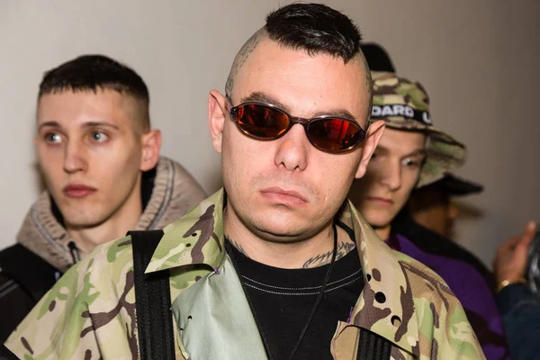 Milan, İtalya - 13 Ocak: Güzel model teşkil etmektedir backstage Amerika Standart göstermeden önce üzerinde 13 Ocak 2019 Milan erkekler moda haftasında Milan'da sadece.