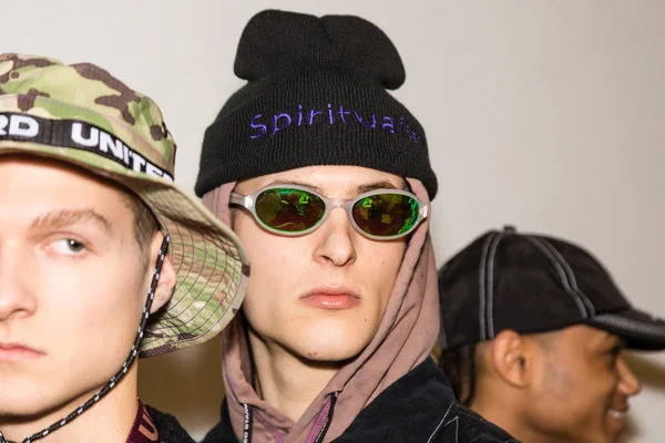 Milan, İtalya - 13 Ocak: Güzel model teşkil etmektedir backstage Amerika Standart göstermeden önce üzerinde 13 Ocak 2019 Milan erkekler moda haftasında Milan'da sadece.