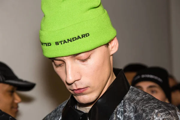 Milan, İtalya - 13 Ocak: Güzel model teşkil etmektedir backstage Amerika Standart göstermeden önce üzerinde 13 Ocak 2019 Milan erkekler moda haftasında Milan'da sadece.