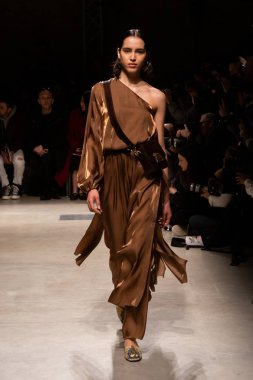 Güzel model pist yürüyüş