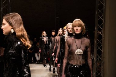 Pist yürüyüş güzel modelleri