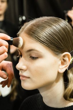 Güzel model backstage içinde poz