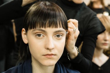 Güzel model backstage içinde poz