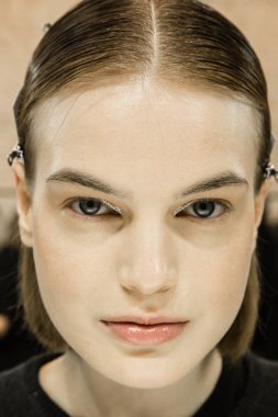 Güzel model backstage içinde poz