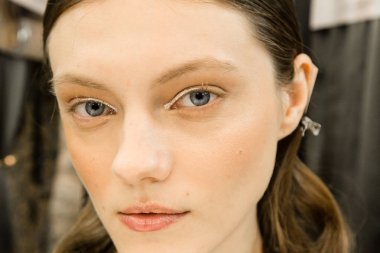 Güzel model backstage içinde poz