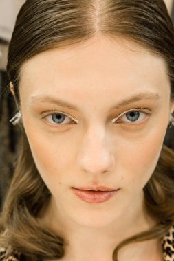 Güzel model backstage içinde poz