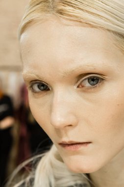 Güzel model backstage içinde poz