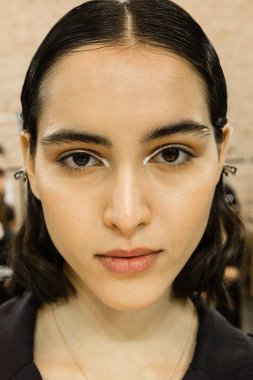 Güzel model backstage içinde poz