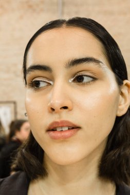 Güzel model backstage içinde poz