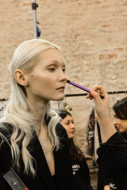 Güzel model backstage içinde poz