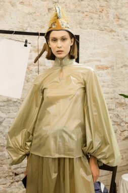 Güzel model backstage içinde poz