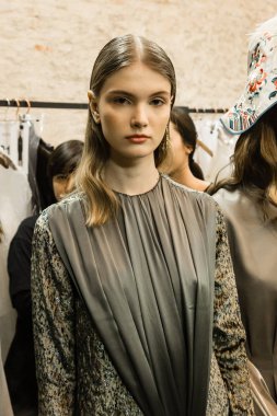 Güzel model backstage içinde poz