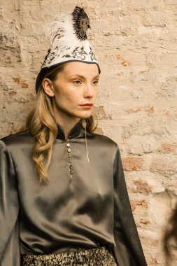 Güzel model backstage içinde poz