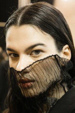 Güzel model backstage içinde poz