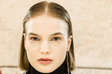 Güzel model backstage içinde poz