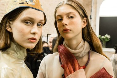 Backstage içinde poz güzel modelleri