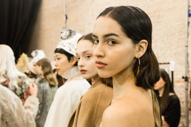 Güzel model backstage içinde poz