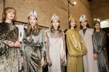 Backstage içinde poz güzel modelleri