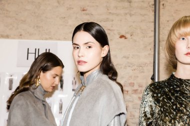 Backstage içinde poz güzel modelleri