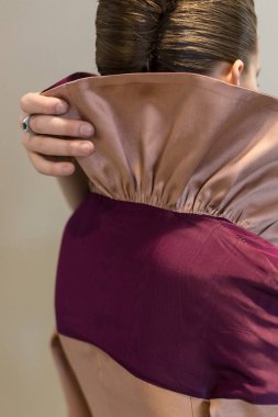 Güzel model backstage içinde poz