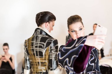 Güzel model backstage içinde poz