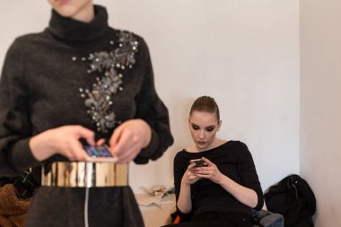 Güzel model backstage içinde poz