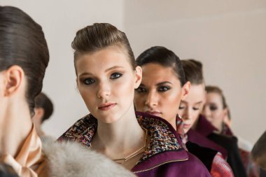 Backstage içinde poz güzel modelleri