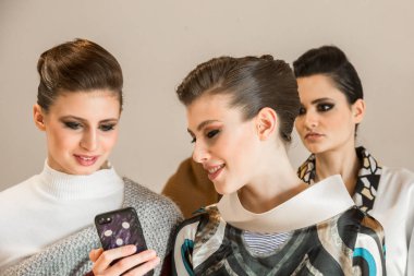 Backstage içinde poz güzel modelleri