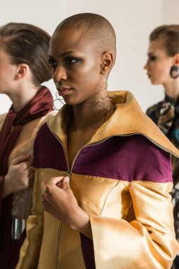 Güzel model backstage içinde poz