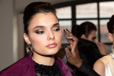 Güzel model backstage içinde poz