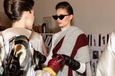 Backstage içinde poz güzel modelleri