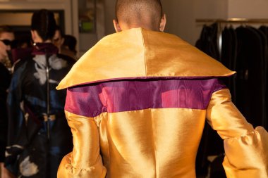 Güzel model backstage içinde poz