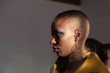 Güzel model backstage içinde poz