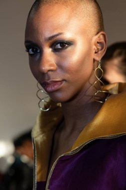 Güzel model backstage içinde poz