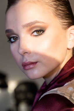 Güzel model backstage içinde poz