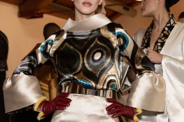 Güzel model backstage içinde poz